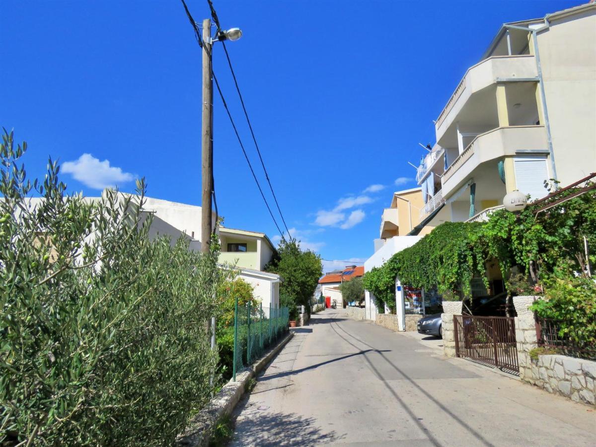 Apartments Nemira Omis Exterior photo